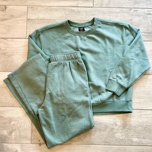 Athletic Works Women’s Green Sweatshirt (Medium) & Sweatpants (Small) Set